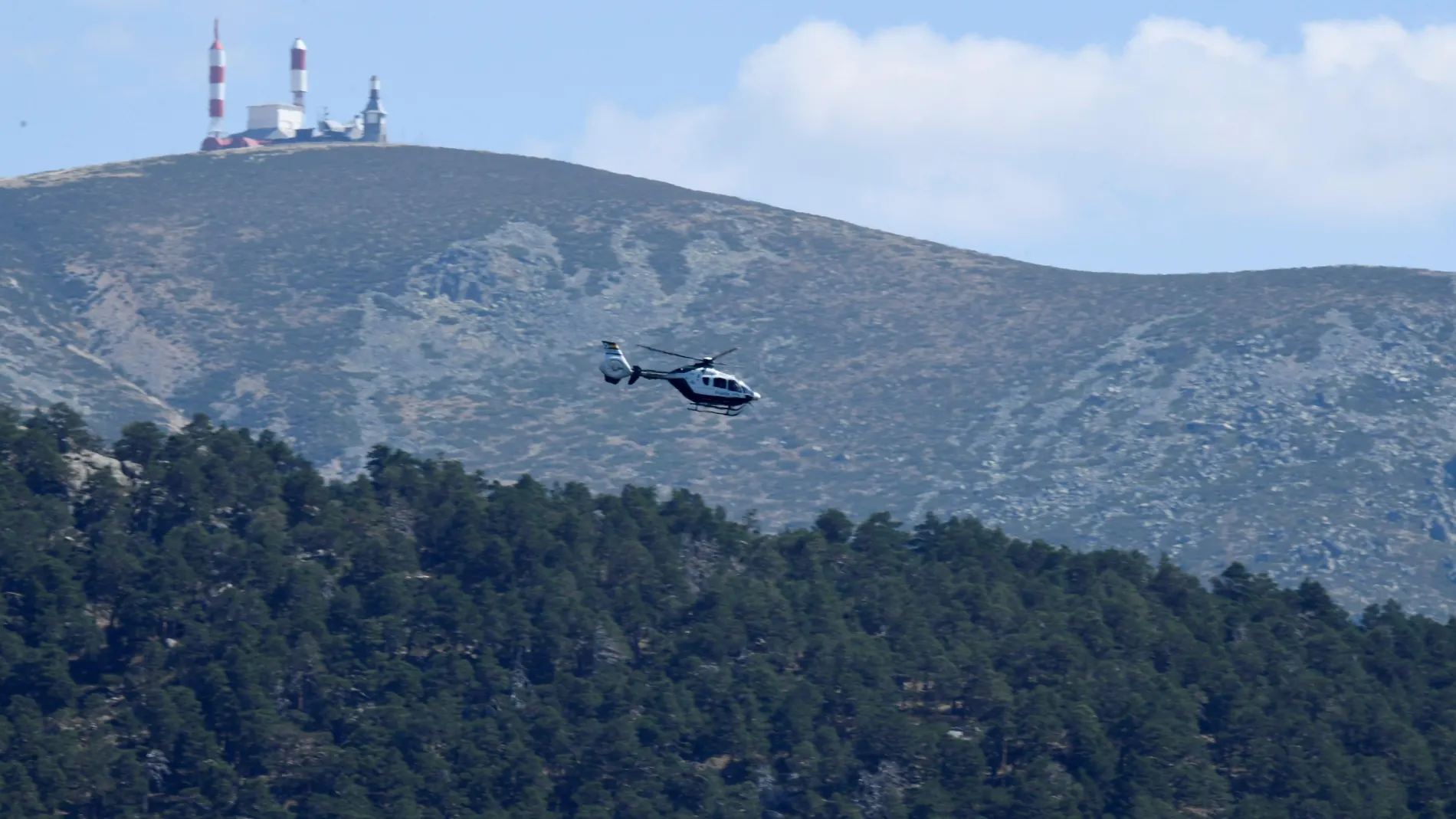 Un helicóptero sobrevuela la zona de los Siete Picos en la localidad de Cercedilla