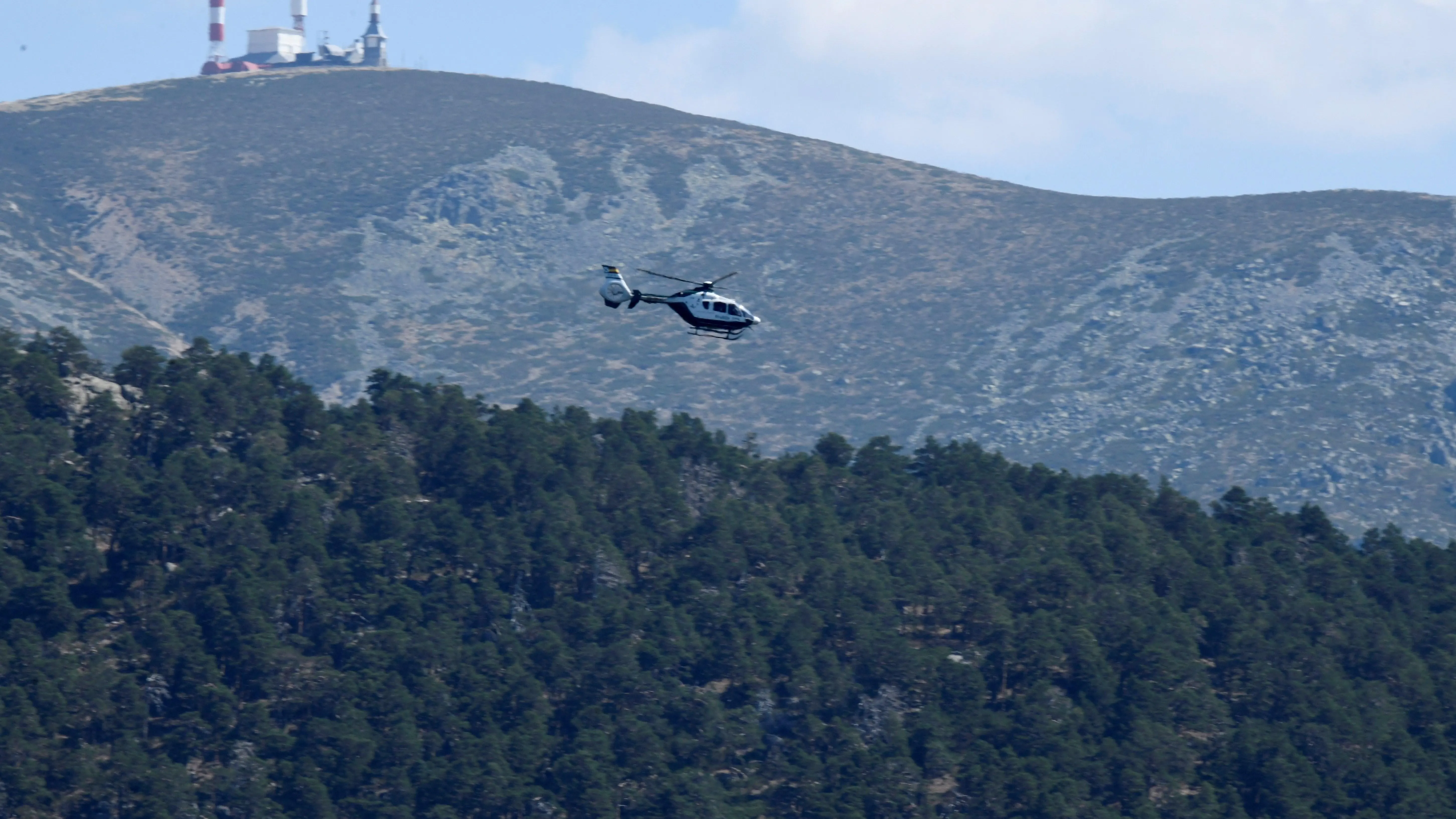 Un helicóptero sobrevuela la zona de los Siete Picos en la localidad de Cercedilla