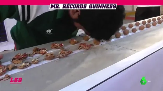 Las habilidades del 'rompe-récords' pakistaní: partir nueces, sandías, reventar latas de cerveza... Las habilidades del 'rompe-récords' pakistaní: partir nueces, sandías, reventar latas de cerveza...