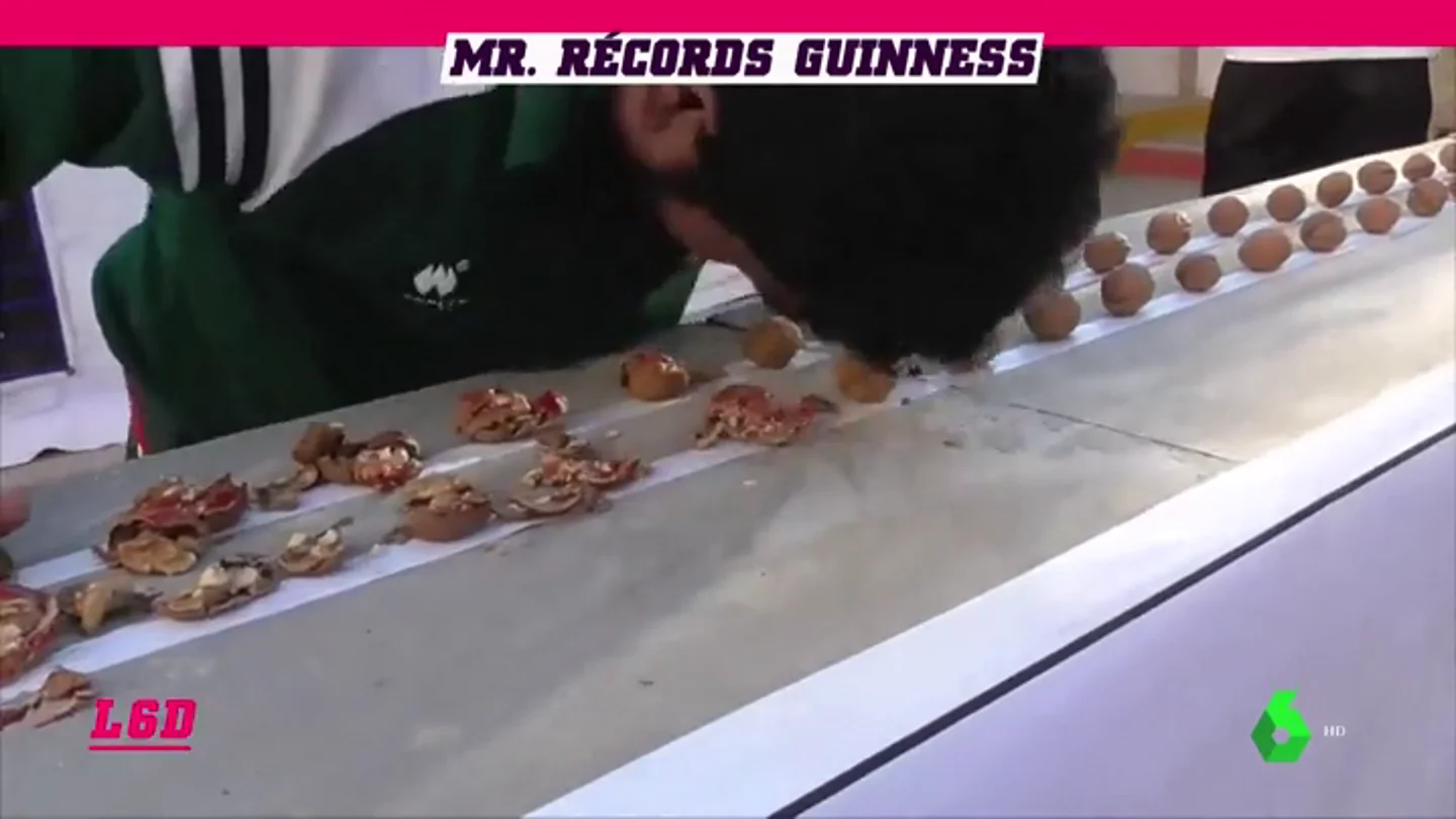 Las habilidades del 'rompe-récords' pakistaní: partir nueces, sandías, reventar latas de cerveza... Las habilidades del 'rompe-récords' pakistaní: partir nueces, sandías, reventar latas de cerveza...