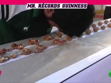 Las habilidades del 'rompe-récords' pakistaní: partir nueces, sandías, reventar latas de cerveza... Las habilidades del 'rompe-récords' pakistaní: partir nueces, sandías, reventar latas de cerveza...