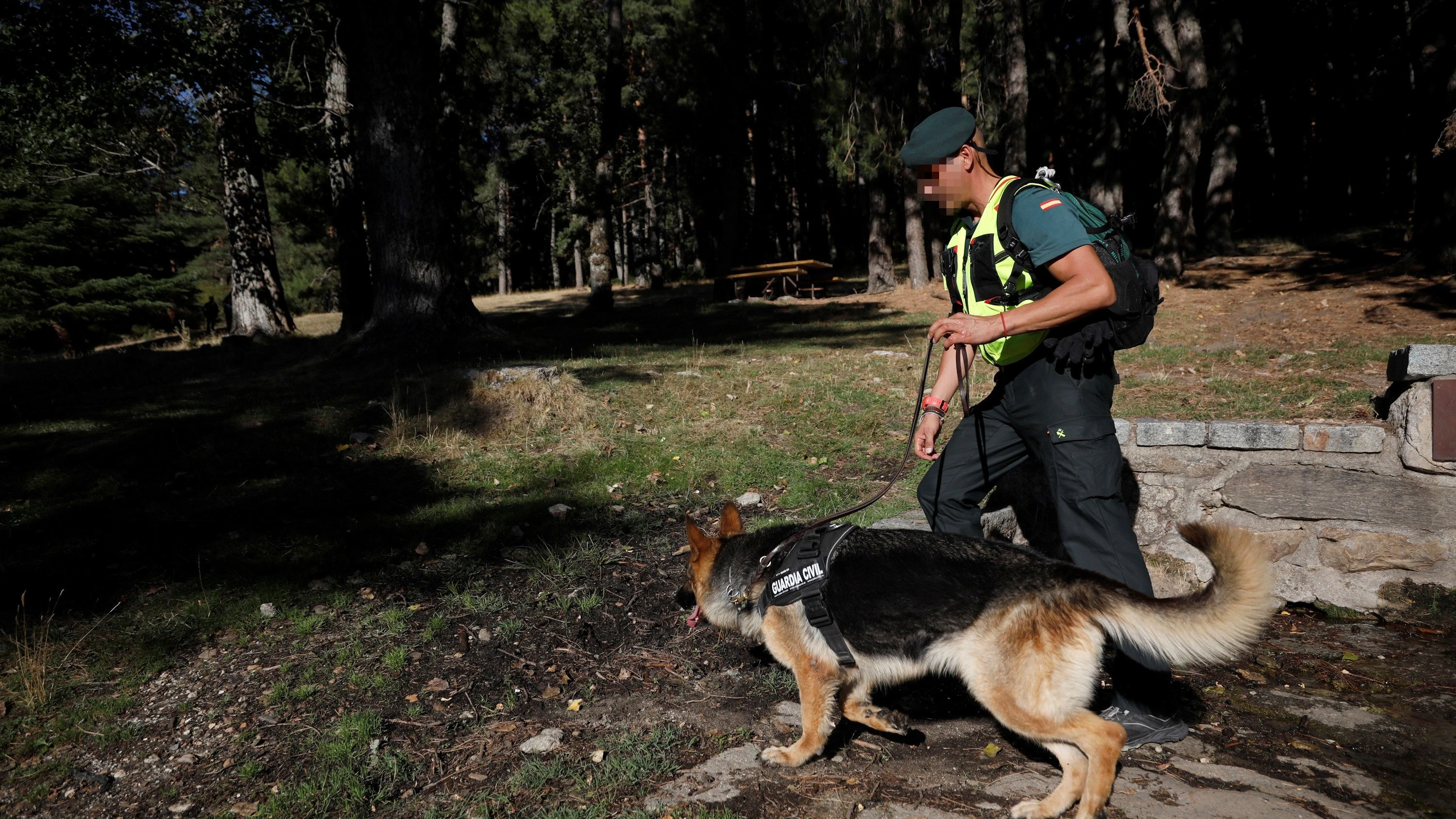 Agentes de la Guardia Civil trabajan en la búsqueda de la esquiadora 