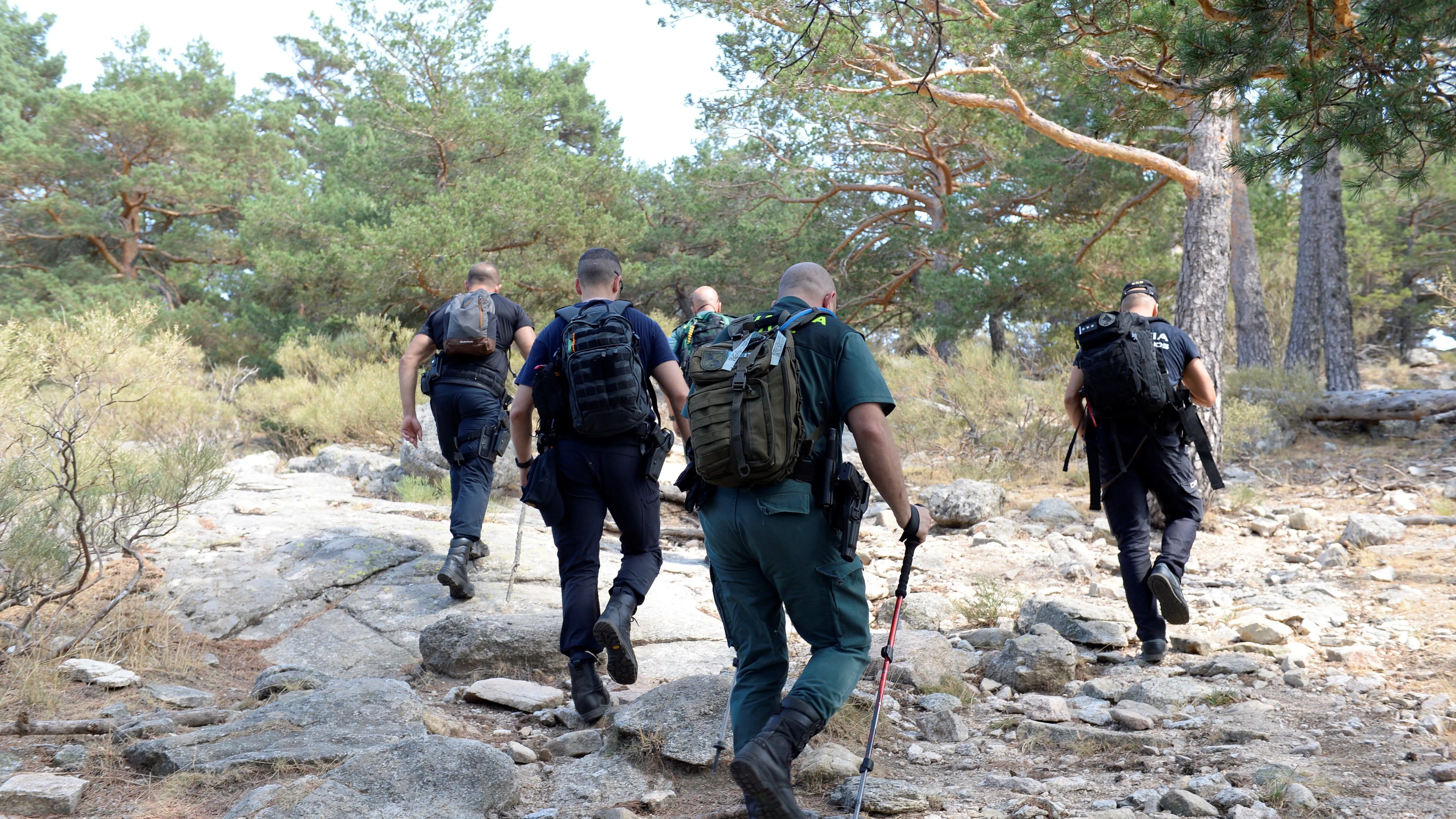 Agentes del equipo de rescate en montaña en la zona de los Siete Picos, en Cercedilla