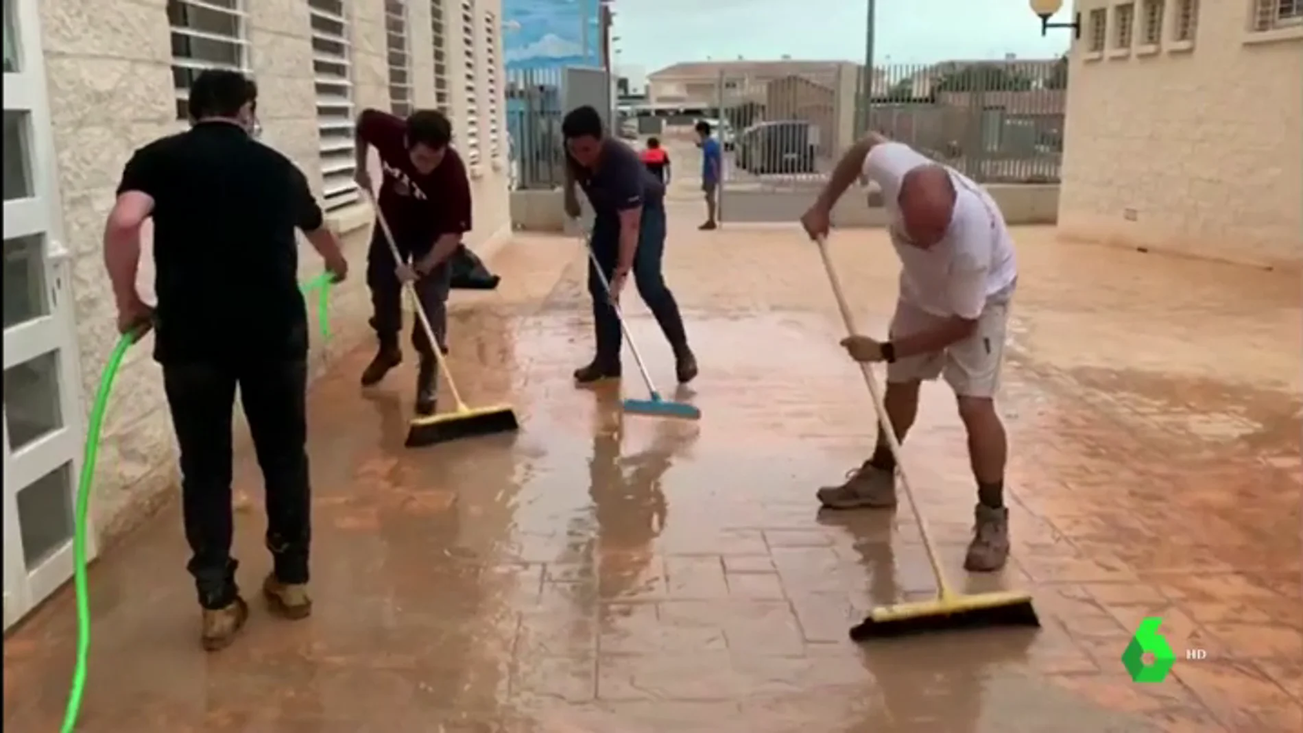 Teodoro García Egea se une a las labores de limpieza en San Javier