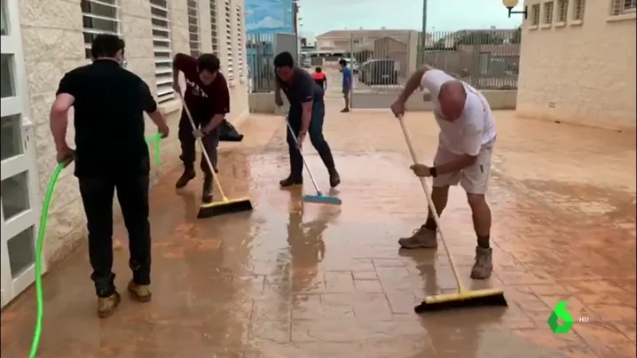 Teodoro García Egea se une a las labores de limpieza en San Javier