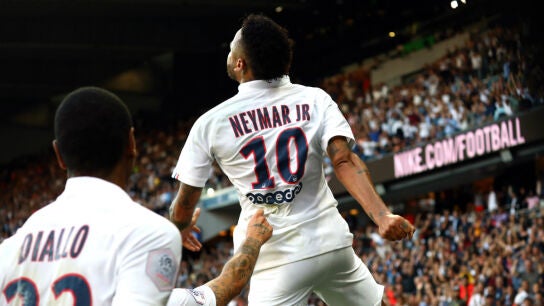 Neymar marca con el PSG