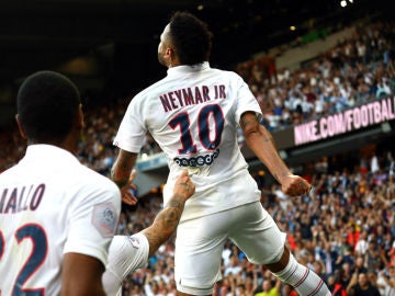 Neymar marca con el PSG Neymar marca con el PSG