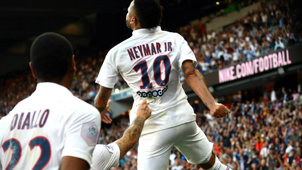 Neymar marca con el PSG