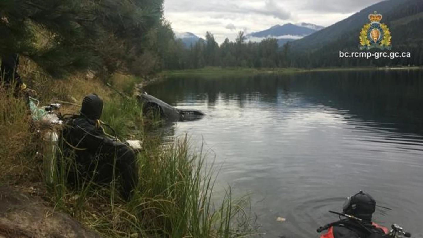 Buzos de la policía canadiense en el lago Griffin, en la Columbia Británica Buzos de la policía canadiense en el lago Griffin, en la Columbia Británica