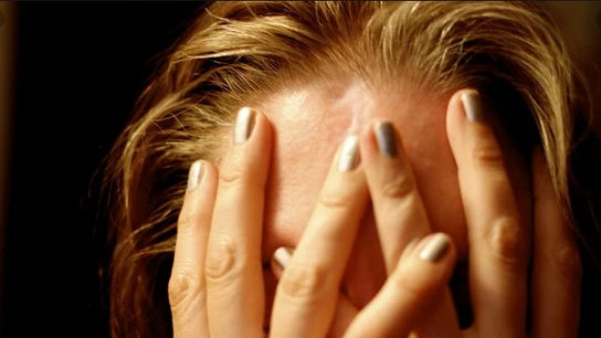 Imagen de una mujer cubriéndose el rostro Imagen de una mujer cubriéndose el rostro