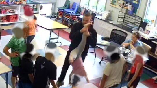 El profesor agarrando del pie a la menor acosada