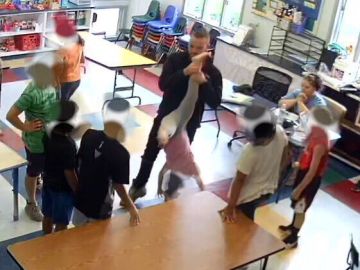 El profesor agarrando del pie a la menor acosada El profesor agarrando del pie a la menor acosada