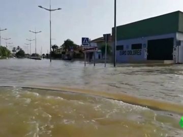 Un equipo de laSexta, testigo directo del impresionante nivel del agua en Dolores, Alicante Un equipo de laSexta, testigo directo del impresionante nivel del agua en Dolores, Alicante