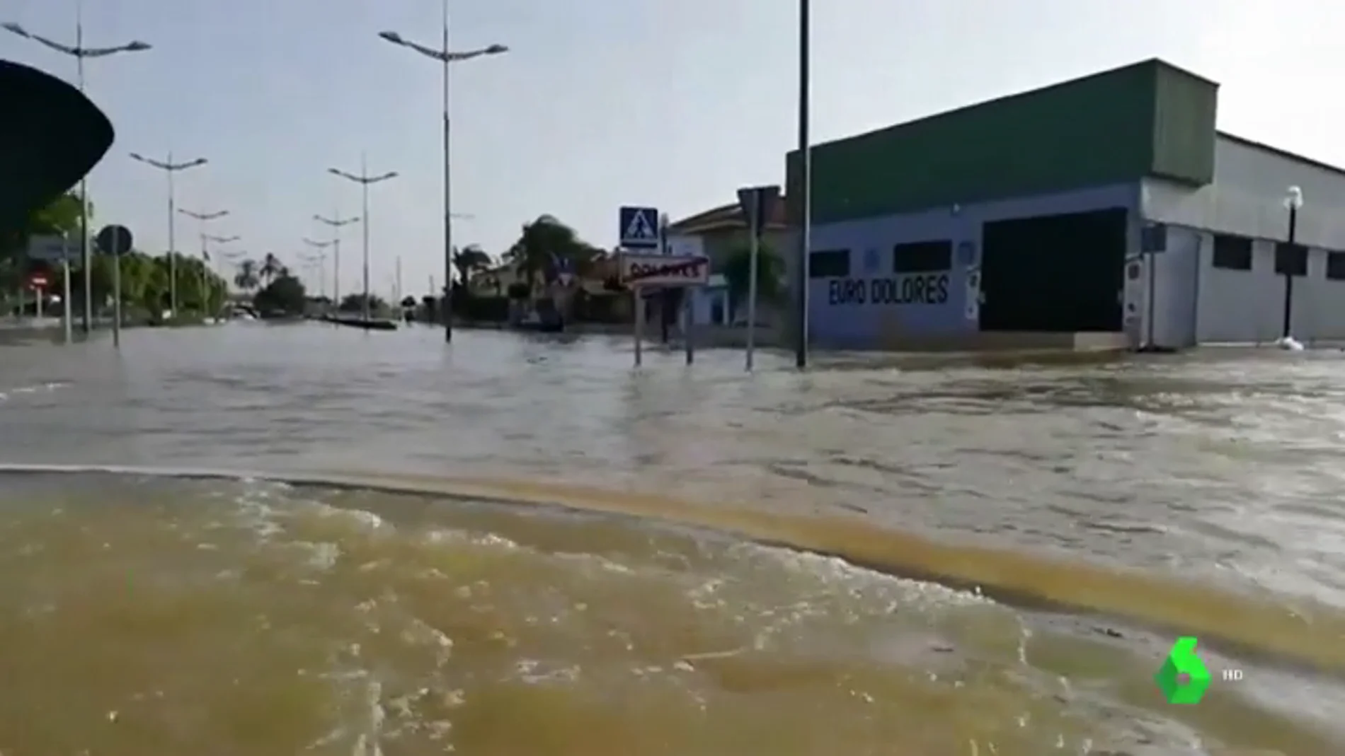 Un equipo de laSexta, testigo directo del impresionante nivel del agua en Dolores, Alicante