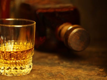 Imagen de archivo de una botella y un vaso de alcohol Imagen de archivo de una botella y un vaso de alcohol