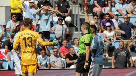 El árbitro saca una roja a un jugador del Celta El árbitro saca una roja a un jugador del Celta