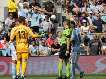 El árbitro saca una roja a un jugador del Celta El árbitro saca una roja a un jugador del Celta