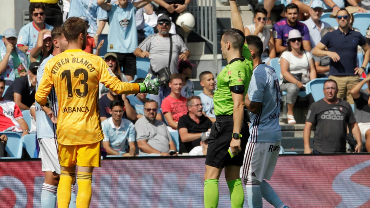 El árbitro saca una roja a un jugador del Celta