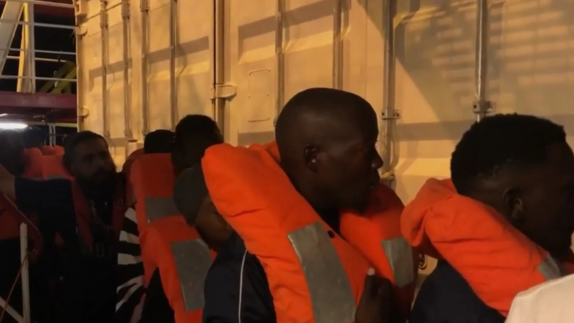 Los 82 migrantes rescatados por el Ocean Viking ya se encuentran en Lampedusa