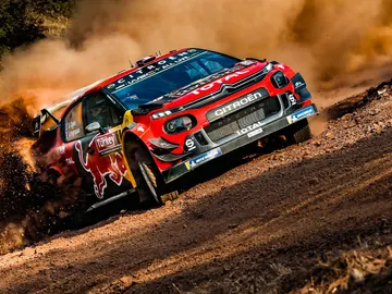 Sébastien Ogier es líder con dos décimas de ventaja Sébastien Ogier es líder con dos décimas de ventaja