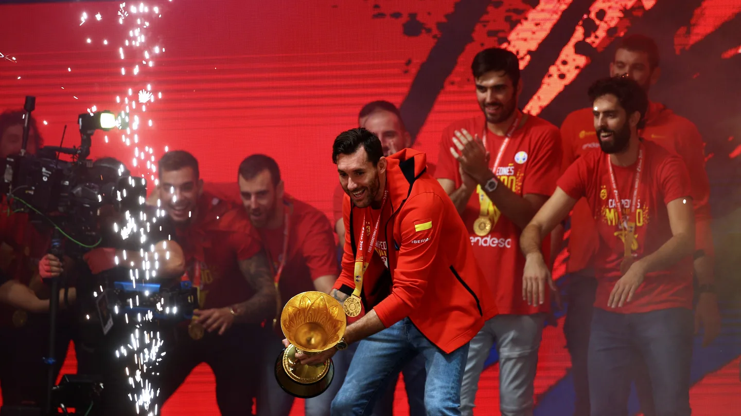 La selección celebra el Mundial en Colón El capitán de la selección, Rudy Fernández, y sus compañeros celebran el campeonato en Colón