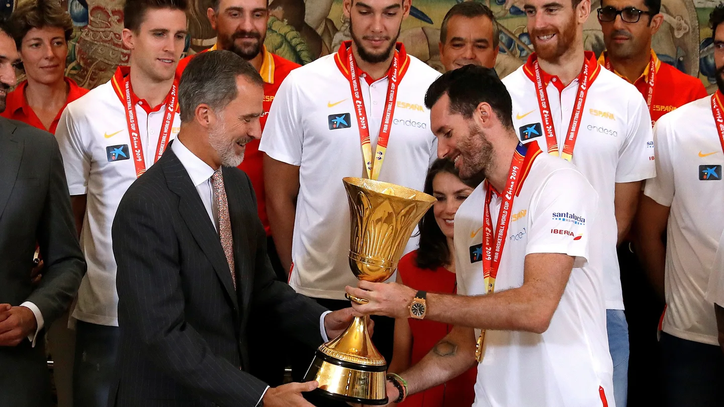 Rudy Fernández entrega la copa de campeones del mundo al rey Felipe VI Rudy Fernández entrega la copa de campeones del mundo al rey Felipe VI