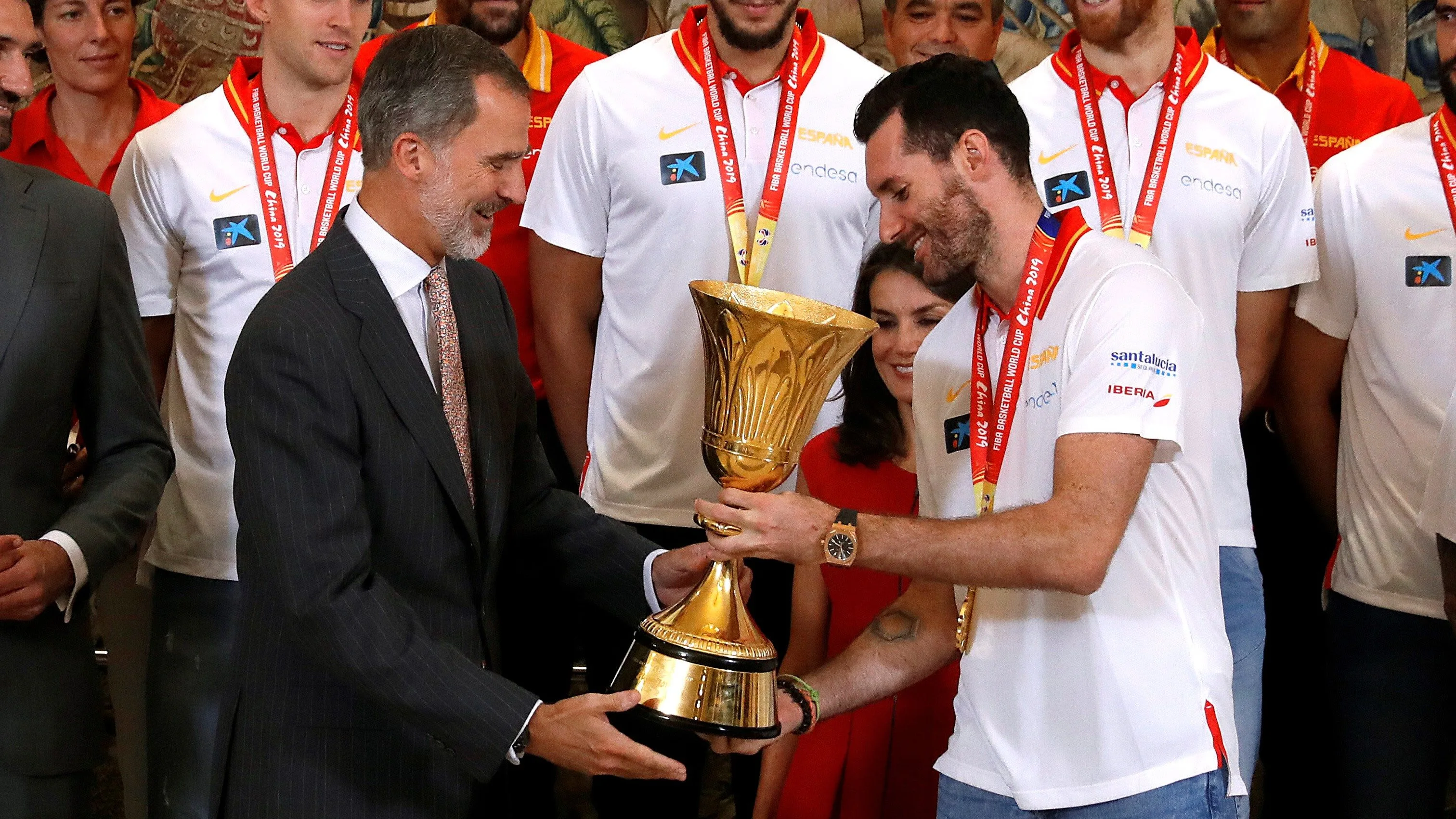 Rudy Fernández entrega la copa de campeones del mundo al rey Felipe VI