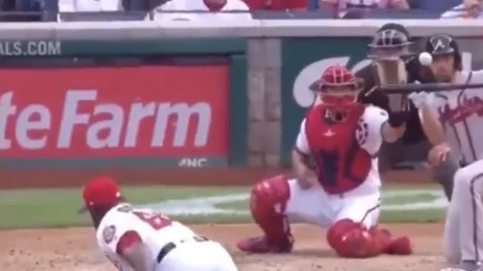 Momento del impacto de la bola contra Charlie Culberson Momento del impacto de la bola contra Charlie Culberson