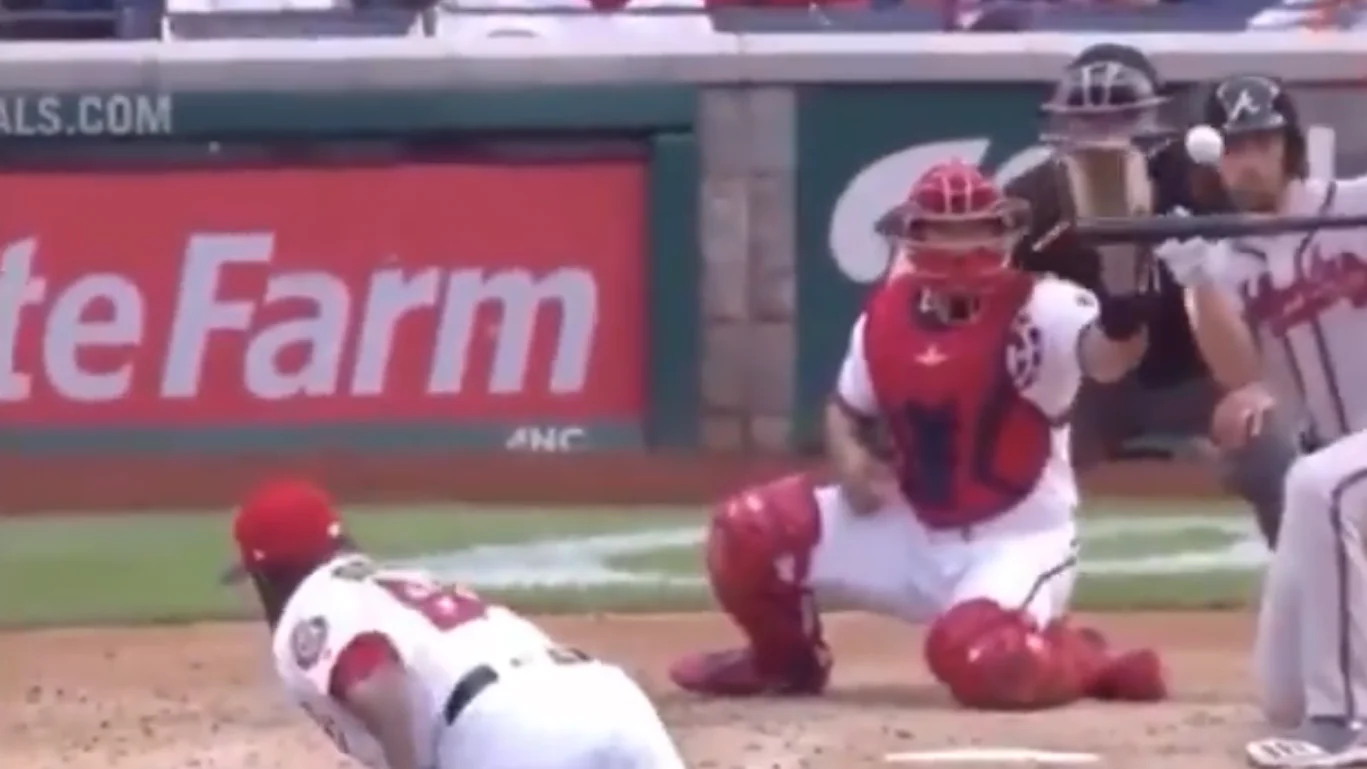 Momento del impacto de la bola contra Charlie Culberson