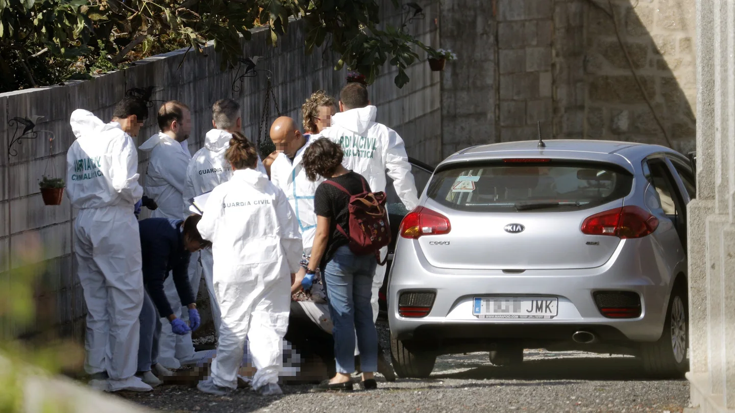 Agentes de la Guardia Civil tras el crimen machista de Valga Agentes de la Guardia Civil tras el crimen machista de Valga