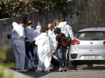 Agentes de la Guardia Civil tras el crimen machista de Valga Agentes de la Guardia Civil tras el crimen machista de Valga