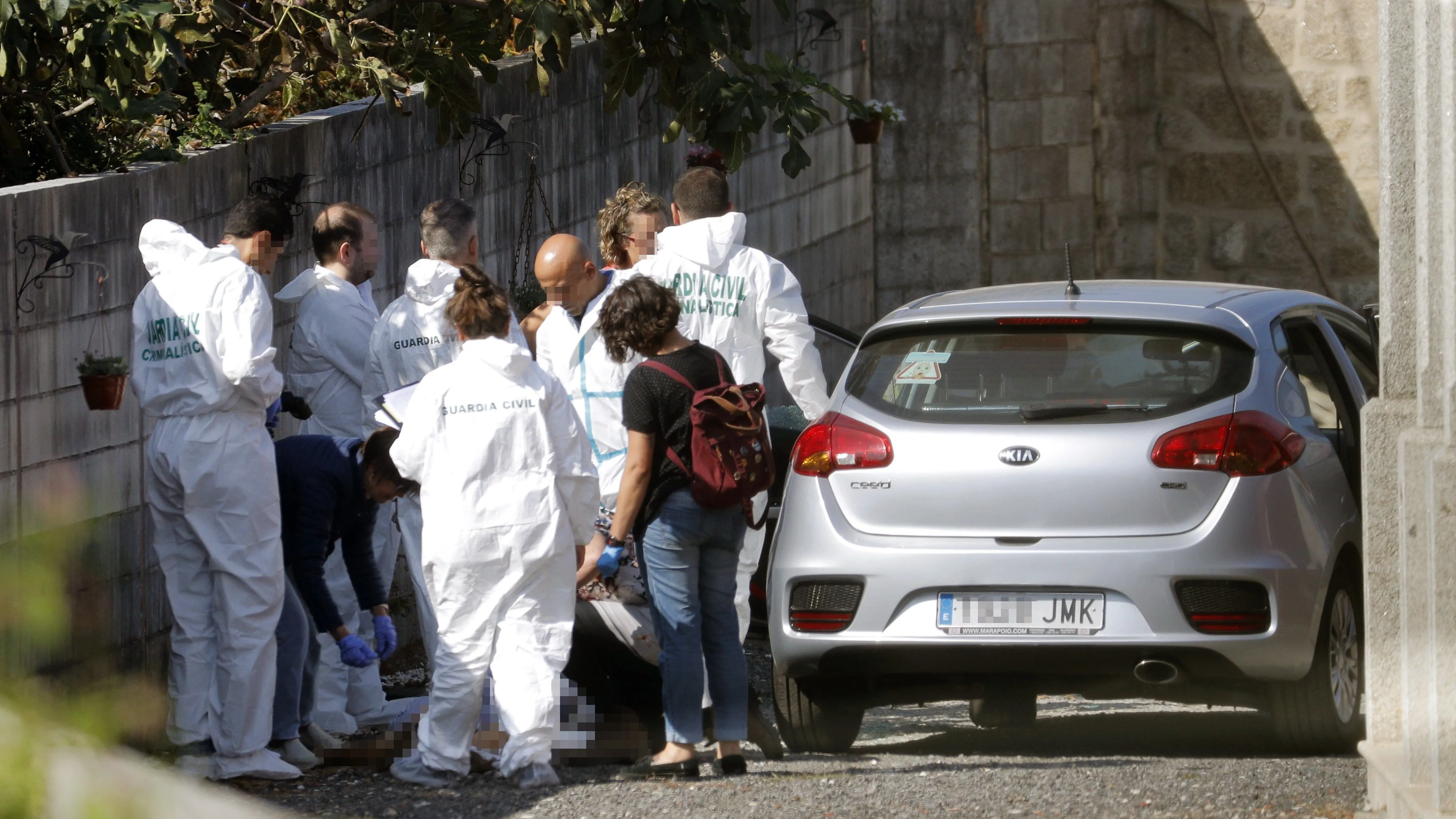 Agentes de la Guardia Civil tras el crimen machista de Valga