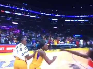 Un aficionado invade la cancha de los Sparks con un objeto en la mano Un aficionado invade la cancha de los Sparks con un objeto en la mano