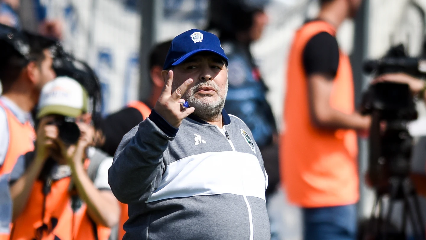 Maradona da indicaciones desde la banda Maradona da indicaciones desde la banda