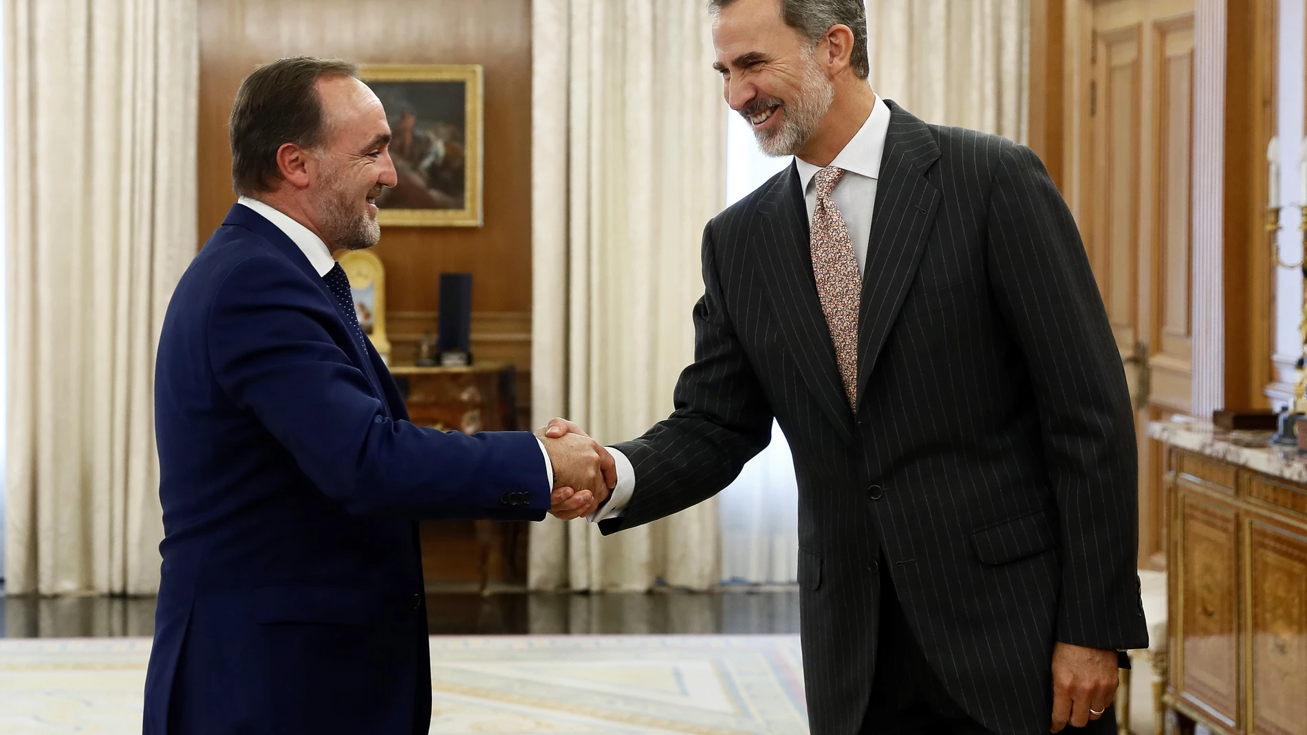 El rey Felipe VI saluda al líder de la coalición Navarra Suma, Javier Esparza