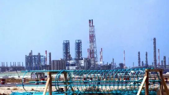 Foto de archivo de una refinería en el este de Arabia Saudí Foto de archivo de una refinería en el este de Arabia Saudí