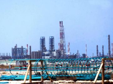 Foto de archivo de una refinería en el este de Arabia Saudí Foto de archivo de una refinería en el este de Arabia Saudí