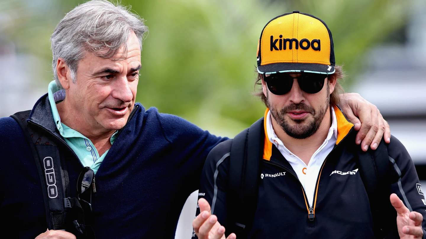 Carlos Sainz charla con Fernando Alonso Carlos Sainz charla con Fernando Alonso
