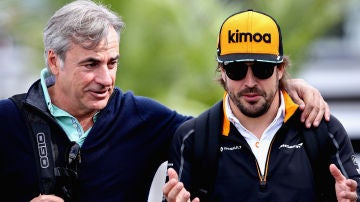 Carlos Sainz charla con Fernando Alonso