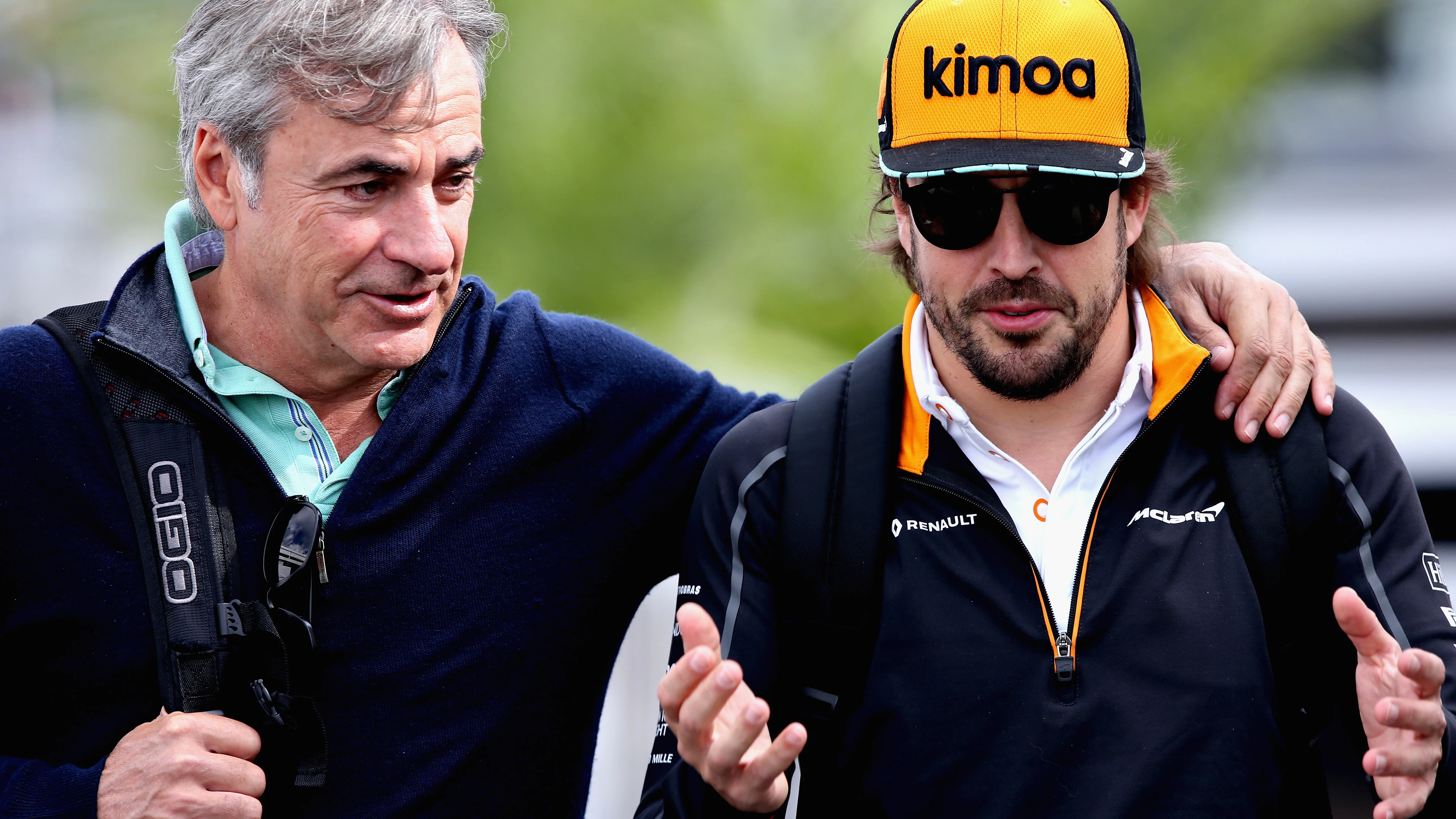 Carlos Sainz charla con Fernando Alonso