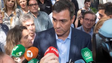 El presidente del Gobierno en funciones, Pedro Sánchez, hace declaraciones ante los medios