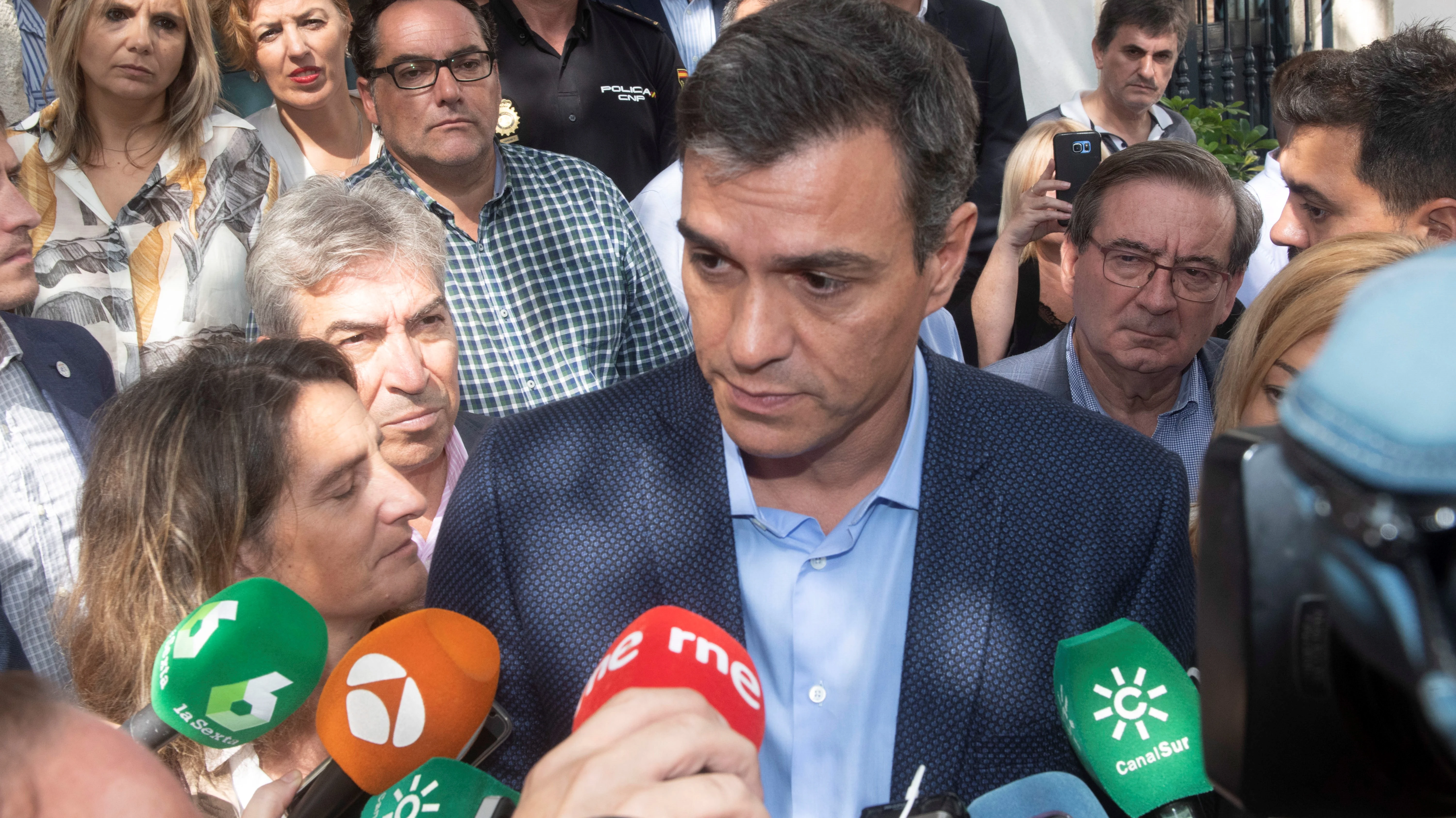 El presidente del Gobierno en funciones, Pedro Sánchez, hace declaraciones ante los medios