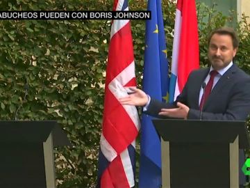 Boris Johnson planta al primer ministro de Luxemburgo para escapar de los abucheos