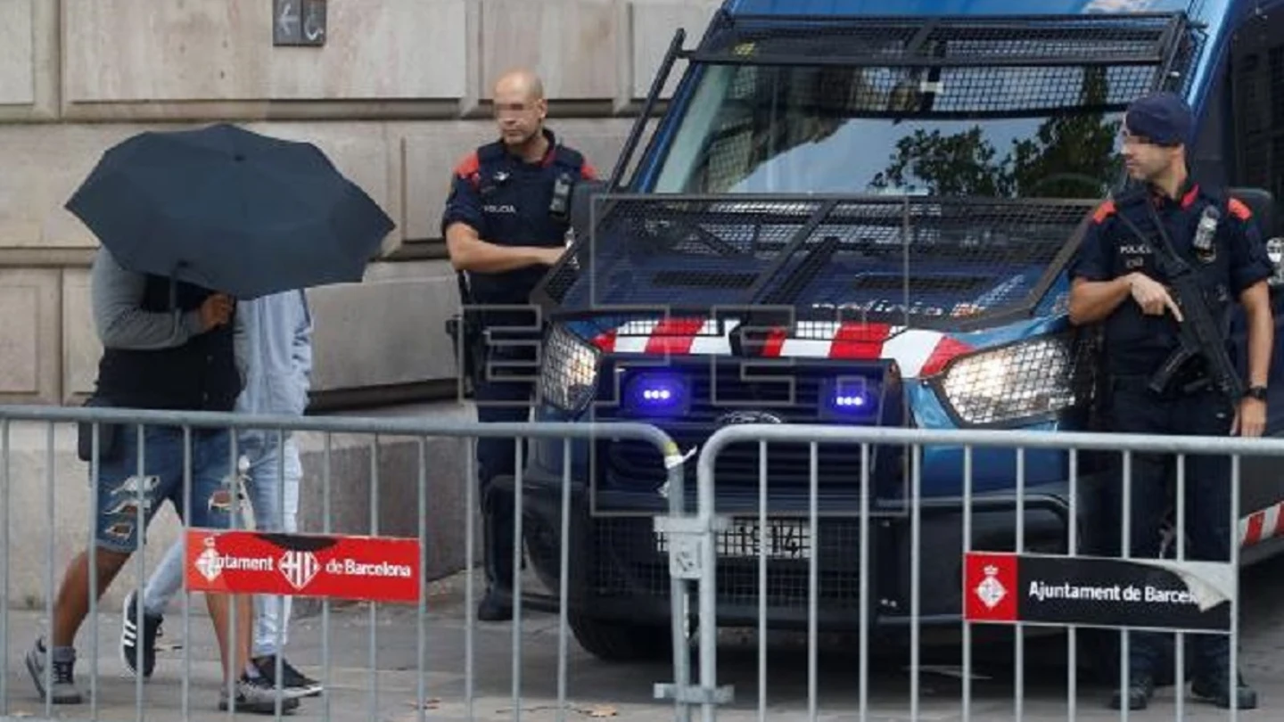 Dos de los siete acusados entran a la audiencia de Barcelona Dos de los siete acusados entran a la audiencia de Barcelona