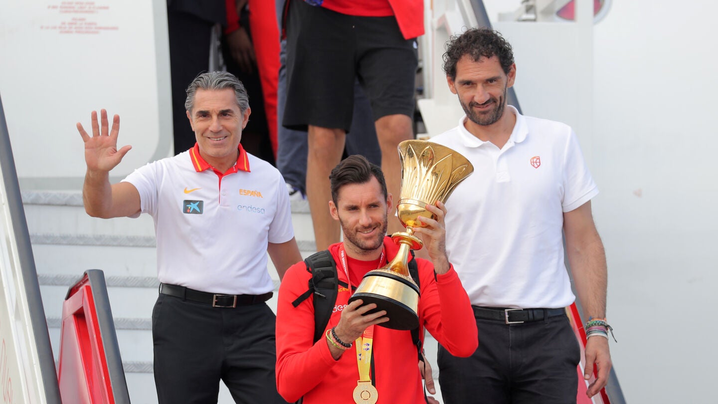 Sergio Scariolo, Rudy Fern&aacute;ndez y Jorge Garbajosa, con el trofeo de campeones del mundo