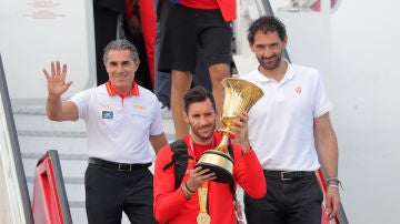 Sergio Scariolo, Rudy Fernández y Jorge Garbajosa, con el trofeo de campeones del mundo
