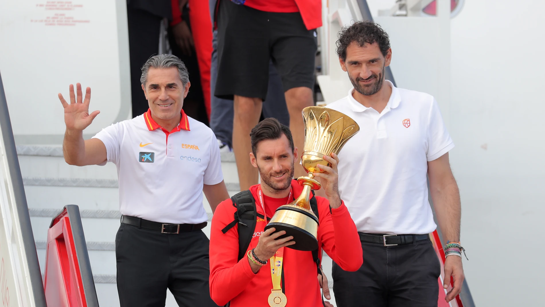 Sergio Scariolo, Rudy Fernández y Jorge Garbajosa, con el trofeo de campeones del mundo