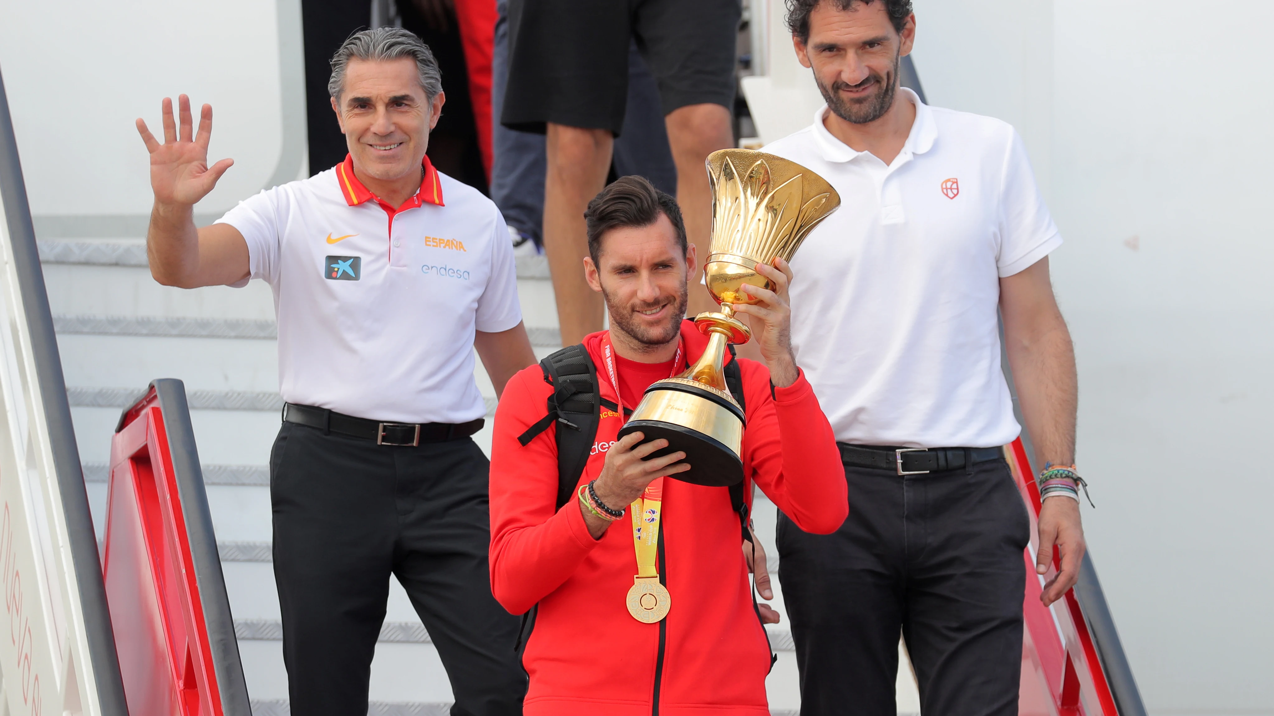 Sergio Scariolo, Rudy Fernández y Jorge Garbajosa, con el trofeo de campeones del mundo