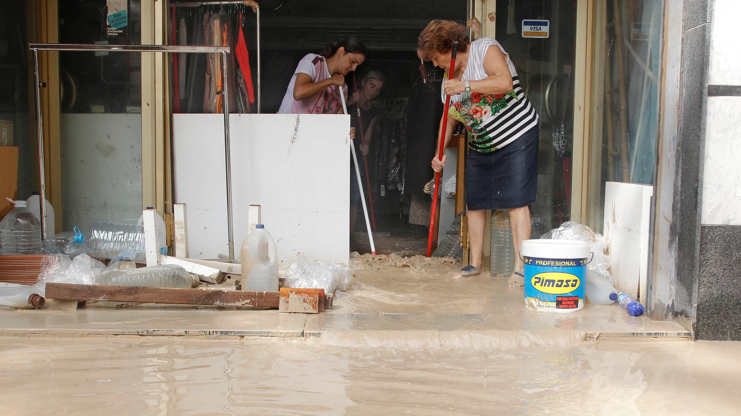 Vecinos de Orihuela limpian sus casas y negocios anegados por la avenida de agua povocada por el desbordamiento del río Segura tras la gota fría. Vecinos de Orihuela limpian sus casas y negocios anegados por la avenida de agua povocada por el desbordamiento del río Segura tras la gota fría.