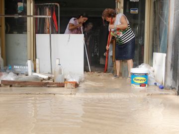 Vecinos de Orihuela limpian sus casas y negocios anegados por la avenida de agua povocada por el desbordamiento del río Segura tras la gota fría. Vecinos de Orihuela limpian sus casas y negocios anegados por la avenida de agua povocada por el desbordamiento del río Segura tras la gota fría.